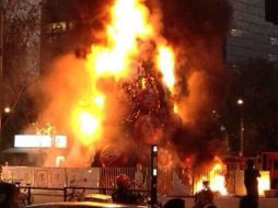 Algunas personas captaron con sus teléfonos móviles la forma en que el adorno navideño se consumió por completo. Imagen @zodiaco_14. ESPECIAL /