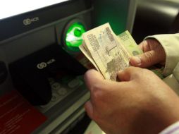 Mencionan que si hay personas que retiren menos de 50 mil pesos, también se les podría brindar el servicio. ARCHIVO /