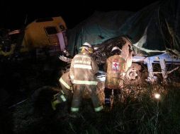Bomberos de Tonalá y Zapotlanejo realizaron trabajos para liberar los cuerpos prensados de las víctimas. ESPECIAL /