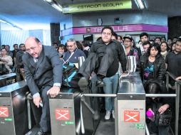 DESAFÍO. Ciudadanos en desacuerdo con el alza a la tarifa del Metro a cinco pesos, brincan los torniquetes de entrada. ESPECIAL /