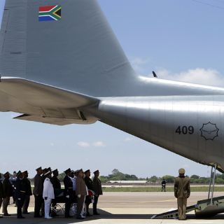 Sale de Pretoria el avión con los restos de Nelson Mandela