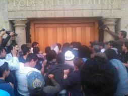 En medio de golpes y empujones, manifestantes buscan ingresar por la fuerza al Congreso local.  /