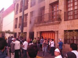 El ánimo en las inmediaciones del Congreso local es tenso, después de que se arrojara el gas.  /