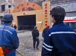 Empleados en la entrada de la mina de carbón Baiyanggou, después de que ocurrió una explosión de gas. XINHUA /