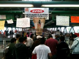 Jónes realizaron una colecta de firmas en protesta al incrmento de la tarifa del boleto del metro. NTX /