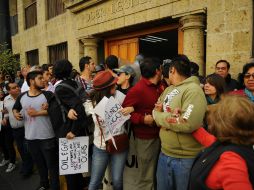A las afueras del congreso de Jalisco se suscitaron hechos violentos por parte de manifestantes en contra de la reforma.  /