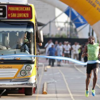 Usain Bolt vence a un autobús en Argentina