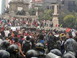 La SSPDF despliega un operativo con más de mil granaderos para contener a los manifestantes. TOMADA DE @roblesmaloof  /