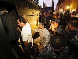 Los diputados se retiraron en vehículos blindados de la Fiscalía.  /