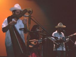 El grupo Mono Blanco derramó ánimo y picardía con sus 'Sones jarochos'. ARCHIVO /