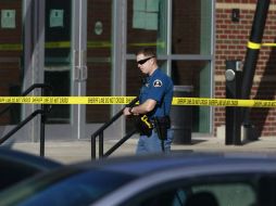 El joven de 18 años se suicidó después de entrar a la escuela cuando supo que la policía se acercaba. AP /