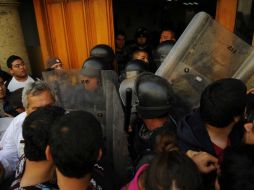 Elementos de la Policía Estatal resguardaron el recinto para evitar que manifestantes entraran.  /