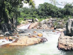 Naturaleza. El agua del río corre por la ladera, mostrando hermosos senderos.  /