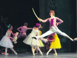 Un clásico de la danza enriquecido esta vez con el impresionante talento de acróbatas jaliscienses.  /