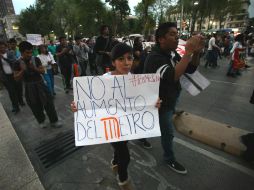 Los manifestantes se movilizaron desde el Ángel de la Independencia con intención de ir al Zócalo capitalino. SUN /