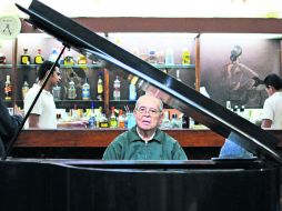 Con ritmo. Samuel Aceves toca en La Fuente, una de las cantinas más antiguas de la ciudad.  /