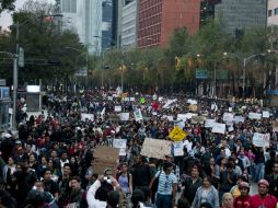 Manifestantes avanzan con la intención de instalarse en el Zócalo capitalino. SUN /