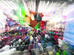 Multitud. A la 27 edición de la Feria Internacional del Libro de Guadalajara asistieron más 750 mil personas.  /