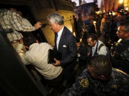 Los diputados tuvieron que abandonar el recinto en medio de un fuerte operativo de seguriad. Fueron trasladados en vehículos blindados.  /