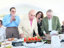Emilio Checa, el festejado Víctor Sarquis, Paloma del Río y Francisco Baruqui, durante el festejo de ayer.  /