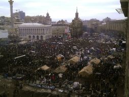 Cerca de 200 mil personas asisten a la asamblea opositora en Kiev. EFE /
