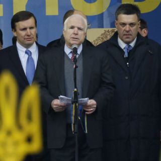 Senadores McCain y Murphy saludan protesta en Ucrania