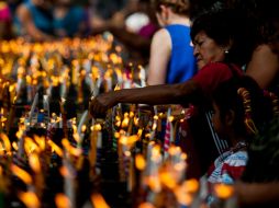Mucha gente tiene fe en este tipo de actos, por lo que es común que en estas fechas incrementen sus ventas. EFE /