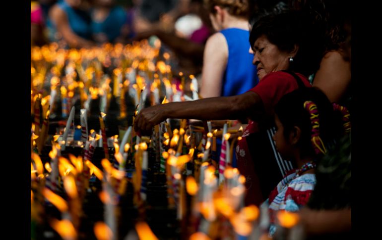 Mucha gente tiene fe en este tipo de actos, por lo que es común que en estas fechas incrementen sus ventas. EFE /