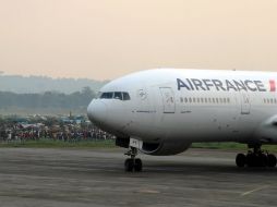 Después de una exhaustiva revisión, se determinó que no había artefactos explosivos en la nave de Air France en Caracas. AFP /