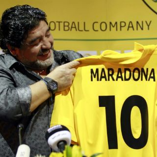 Maradona juega con jóvenes colombianos en Emiratos Árabes