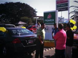 Varios automóviles se reunieron en Tlajomulco para quejarse de lo que dicen, es la privatización del petróleo.  /