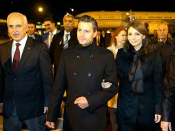 El Presidente Peña Nieto (c) y su esposa Angélica Rivera (d) durante su llegada a Turquía. SUN /