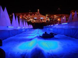 Los asistentes podrán disfrutar de la pista de patinaje, un tobogán y un gran árbol de navidad.  /