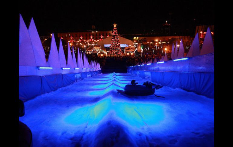 Los asistentes podrán disfrutar de la pista de patinaje, un tobogán y un gran árbol de navidad.  /