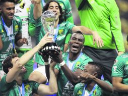 Los Panzas Verdes celebran la victoria y el título del Apertura 2013 de la Liga MX. EFE /