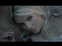 El videoclip del sencillo ''Perfume'' ha sido visto más de 5 millones de veces. ESPECIAL /