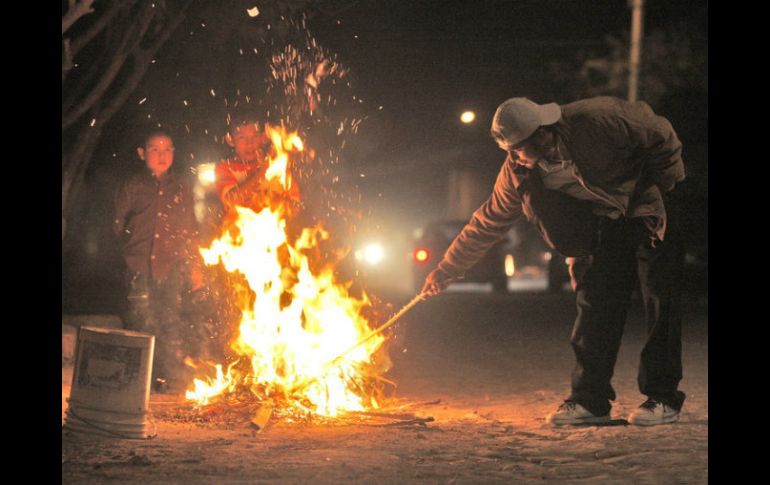 La ''tradición'' de encender una fogata podría ser costoso. La multa llegaría a alcanzar hasta 20 mil salarios mínimos. ARCHIVO /