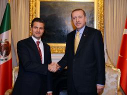 El Presidente Pe Nieto (i) estrecha la mano con el primer ministro turco, Recep Tayyip Erdogan (d). NTX /