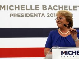 Michelle Bachelet, la virtual presidenta electa de Chile, atiende a los medios de comunicación en una conferencia de prensa. AP /