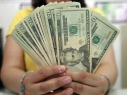 El dólar empezó la semana ganándole terreno al peso. ARCHIVO /