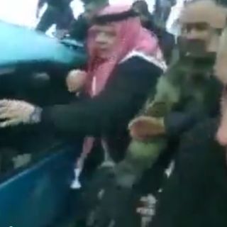 Rey ayuda a plebeyo a empujar carro atascado