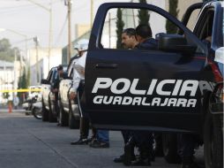 El hombre fue encontrado en la banqueta, por lo que policías de Guadalajara dieron parte a las autoridades de la Fiscalía General. ARCHIVO /