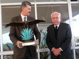 El premio fue otorgado por el presidente del organismo, Miguel Ángel Domínguez (i) a Jaime Orendain Hernández (d).  /