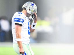 Tony Romo se lamenta tras lanzar una de las dos intercepciones que sufrió el domingo ante Green Bay. EFE /