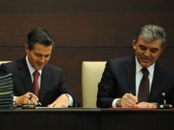 El Presidente, Enrique Peña ,y su homólogo turco Abdullah Gül durante la firma de documentos. Foto: Facebook. ESPECIAL /