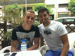 Según el texto de la revista, Carlos Vela (d) ha establecido gran amistad con compañeros como Antoine Griezmann (i). Foto: @11carlosV. ESPECIAL /