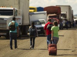 Desde ayer, unos 500 productores de maíz mantienen bloqueada la autopista Guadalajara-México a la altura de la caseta de Ocotlán. ARCHIVO /