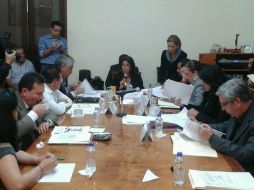 Celia Fausto (c) no descarta que en próximos días, el Ejecutivo remita recursos extraordinarios para el pago de adeudos. @Legislativo. ESPECIAL /