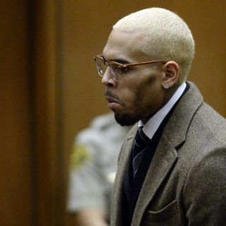 Juez revoca libertad condicional a Chris Brown