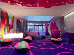 El Nhow Berlin tiene un diseño de vanguardia fabuloso, colorido, divertido y algo femenino. ESPECIAL /